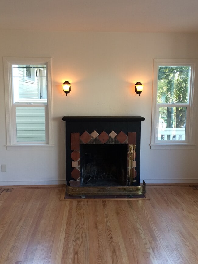 Pisos de madera en la sala de estar - 47 Belle Ave