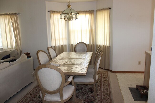 Photo - Wonderful Bi-level three bedroom in Briargate House