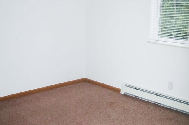 Building Photo - 260 N Maple Rd