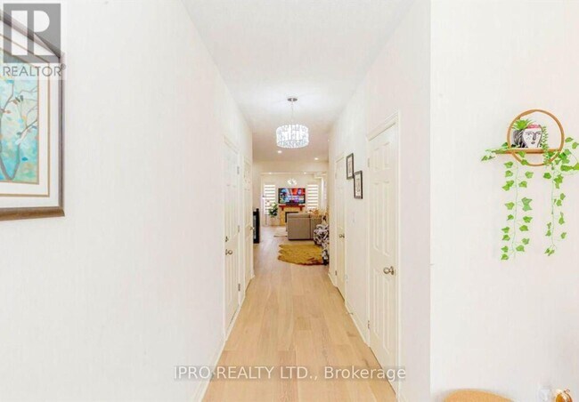 Building Photo - 513 Bessborough Dr