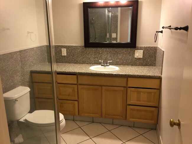 Baño - 1233 N Columbus Ave