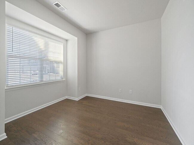Foto del edificio - Beautiful Almost New Home with 5 Bedroom & 4.5 Baths