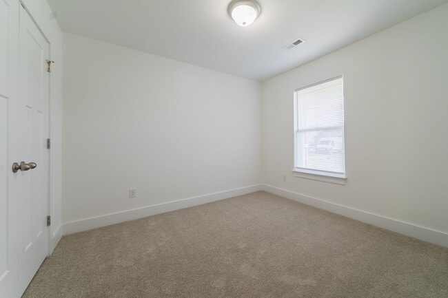 Building Photo - 924 Sparrow Ln