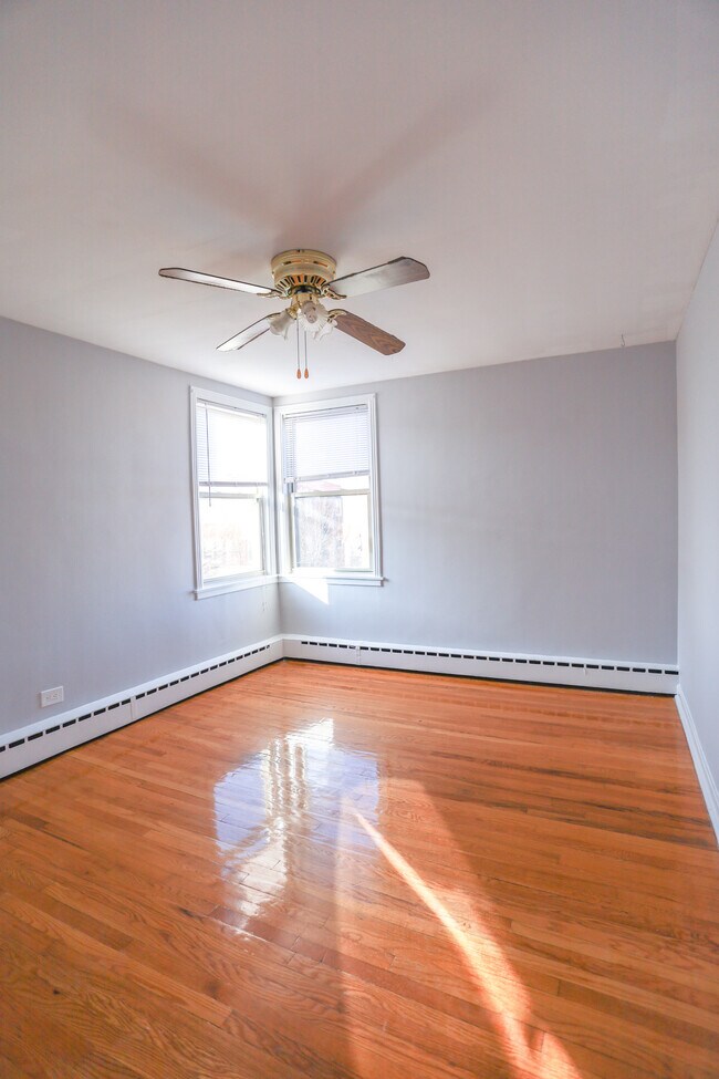 Foto del edificio - 2417 W Farragut Ave