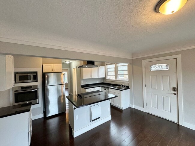 Building Photo - Beautiful View, 2-Bedroom Townhome in Magn...