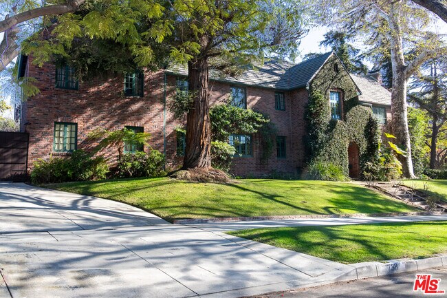 Foto del edificio - 738 S Longwood Ave