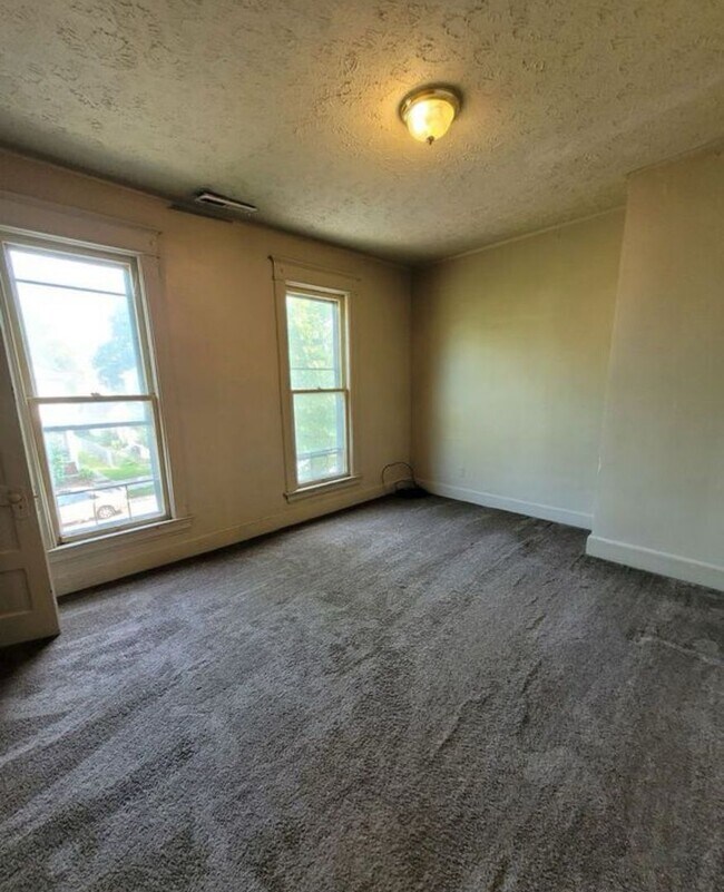 Building Photo - DUPLEX...3 Bed 1.5 Bath