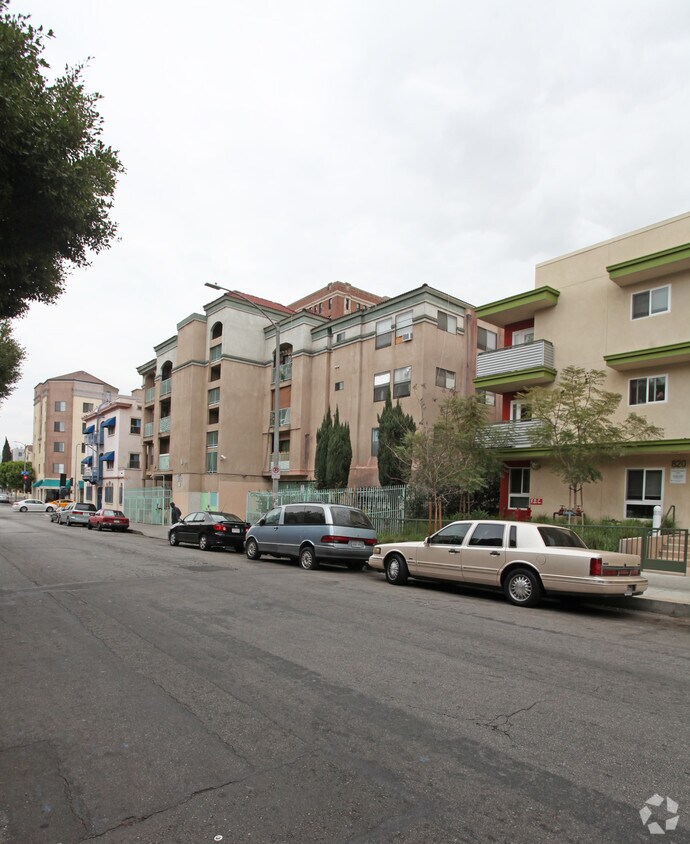 806 S. Burlington, ¡alejado. - 806 S Burlington Ave