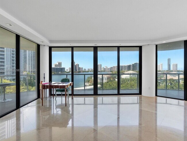 Foto del edificio - 4000 Island Blvd