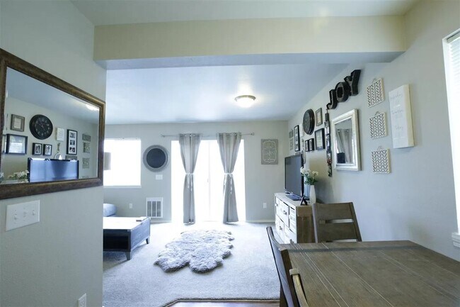 Foto del edificio - 612 N Mountain View Rd