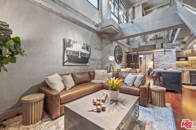 Building Photo - 330 W 11th St