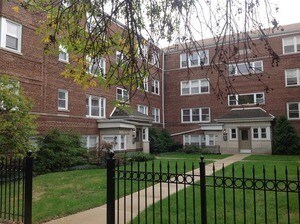 Building Photo - 2925 W Summerdale Ave