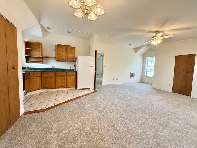 Foto del edificio - Spacious 1-Bedroom Apartment with Private ...