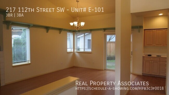 Building Photo - Townhome in Desirable Quiet Complex.