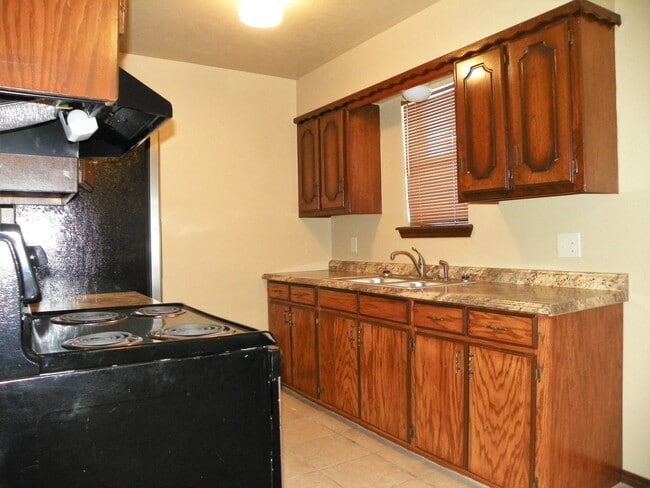 Building Photo - 3 Bedroom Brick home in Tecumseh