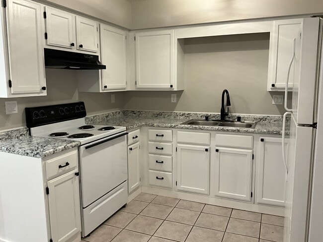 Kitchen - Azalea Trail Apartments