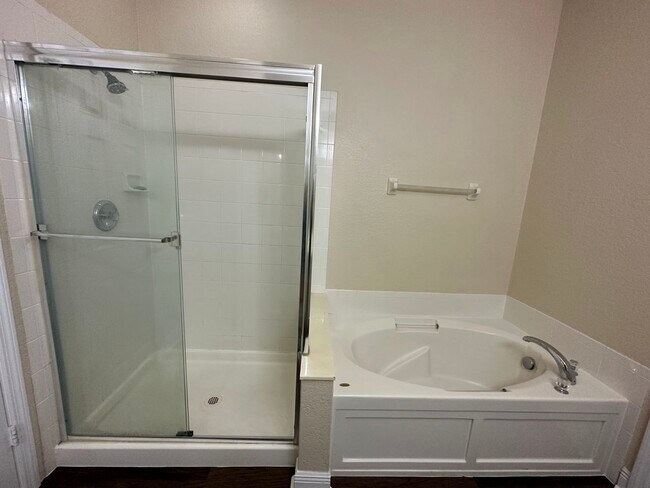 Foto del edificio - 2211 Pine Oaks Tr