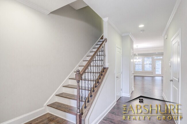 Building Photo - 4240 Vallonia Dr