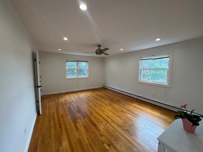 Building Photo - 294 Robin St