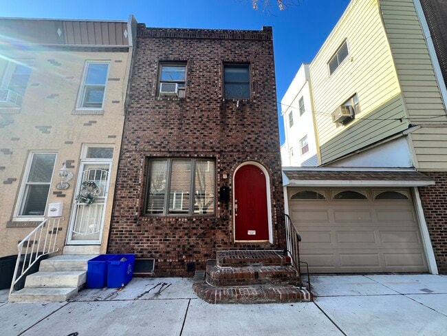 Building Photo - 2408 S Sartain St