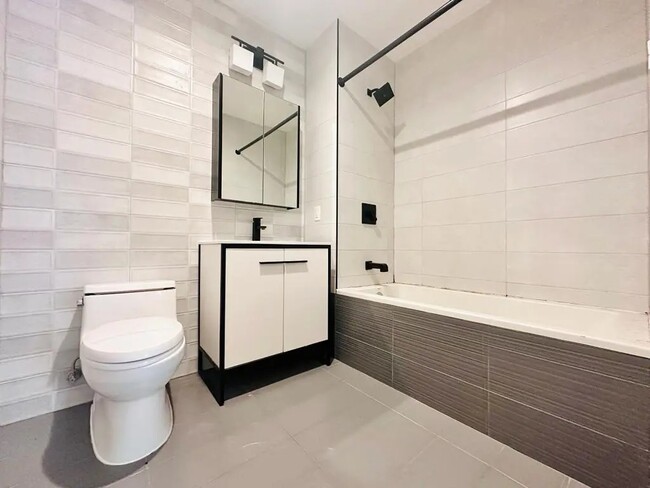 Building Photo - Furnished room/NOT APARTMENT
