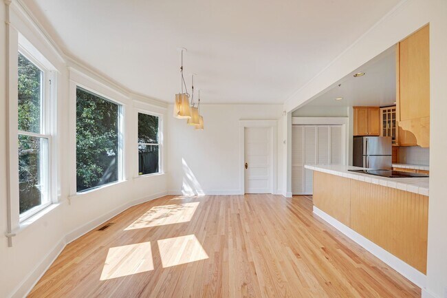Foto del edificio - Phenomenal QA Home!