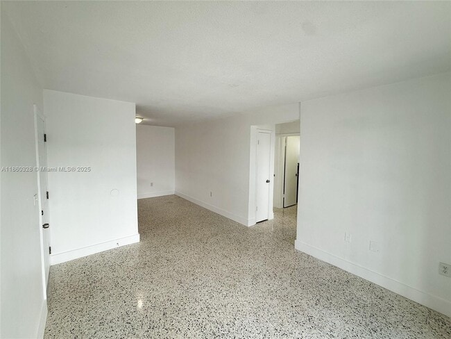 Building Photo - 635 SW 7th Ct