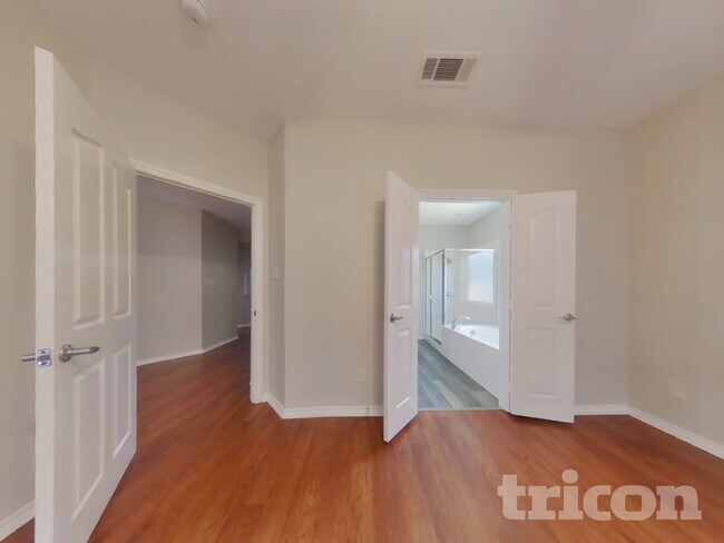 Foto del edificio - 3729 Summersville Ln