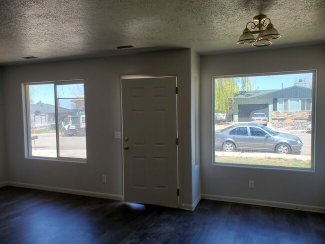 Foto del edificio - Duplex in Central Cedar