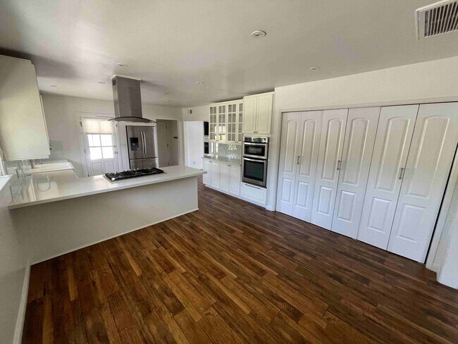 Building Photo - UPGRADED SOUTH OF THE BOULEVARD HOME WITH ...