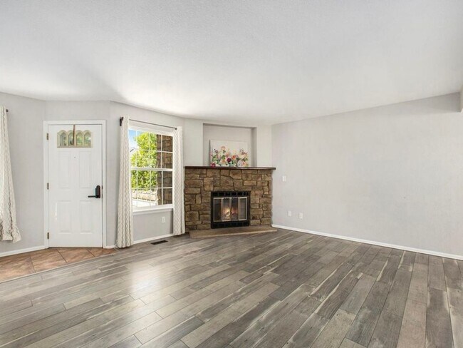 Foto del edificio - 2 Bedroom Townhome in Littleton