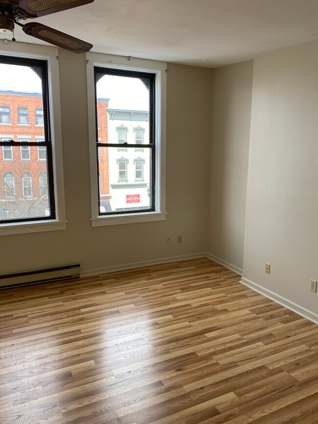 Sala de estar - 28 E Genesee St