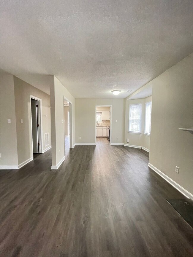 Foto del edificio - APPLICATION PENDING: 720-A Powell Drive ~Newly Renovated~ End Unit ~ Convenient to Powell Drive P...