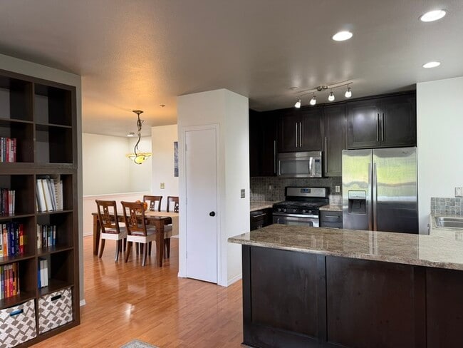 Building Photo - Amazing 3 bd Condo in Fircrest