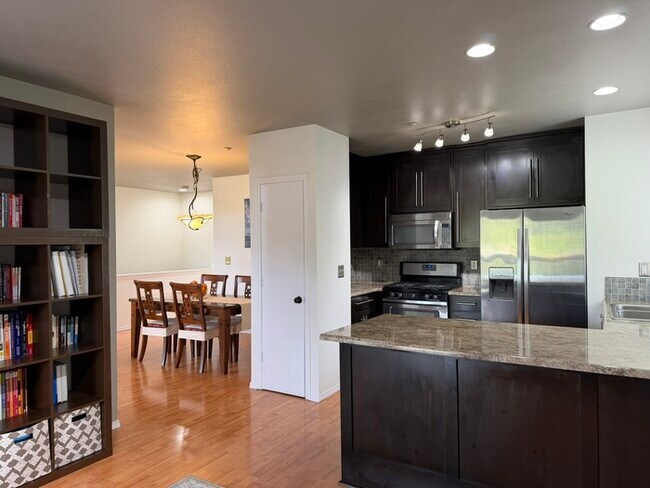 Foto del edificio - Amazing 3 bd Condo in Fircrest