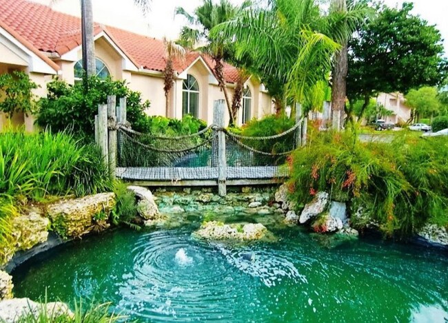 Foto del edificio - 3400 Pinewalk Dr N