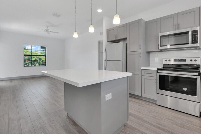 Foto del edificio - 600 NE 14th Ct