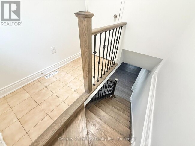 Building Photo - 11 Meadowglen Dr