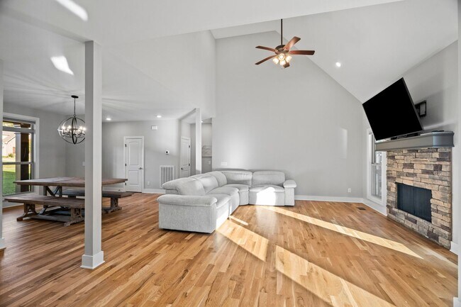 Building Photo - Gated Golf Course Community