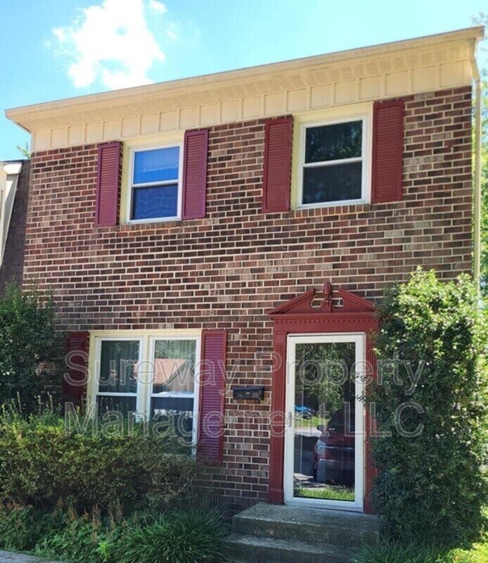Primary Photo - 524 E St Andrews Dr