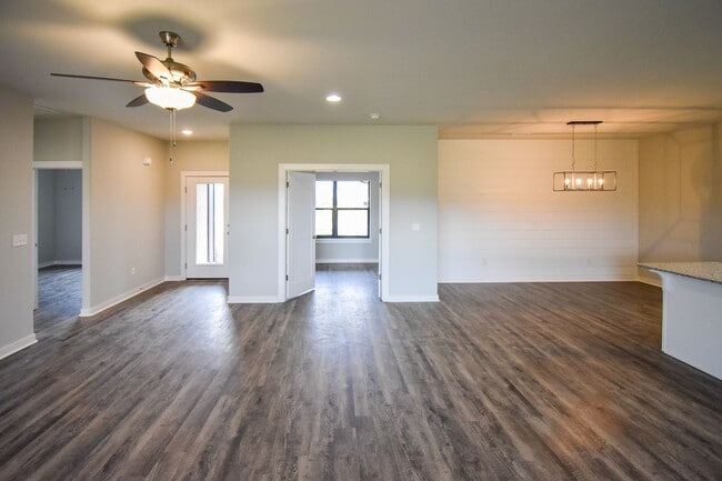 Building Photo - 4 Bedroom 2 Bathroom Home In Farmington, AR.