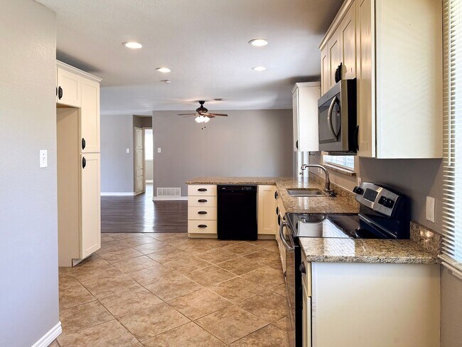 Foto del edificio - 3 Bedroom / 2 Bath / 2 Car Garage