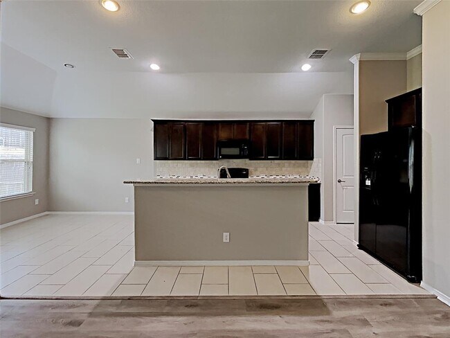 Building Photo - 529 Cheyenne Dr