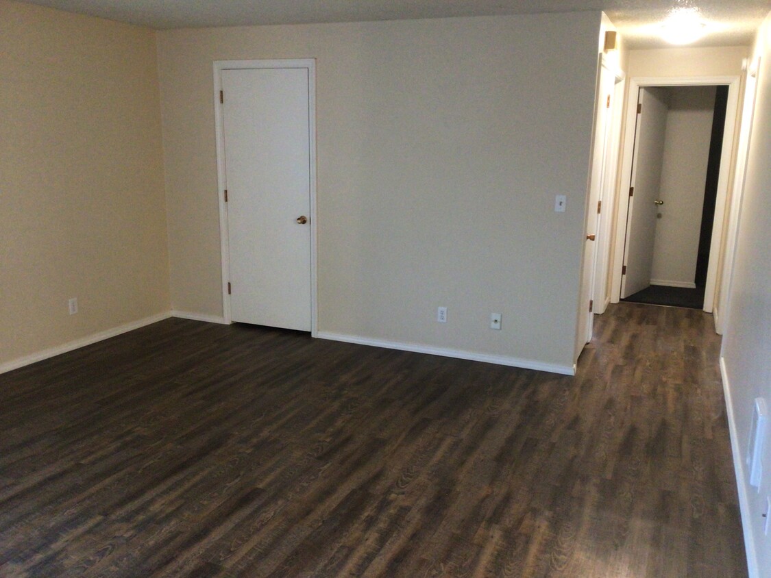 Building Photo - 4808 W Chestnut Ave