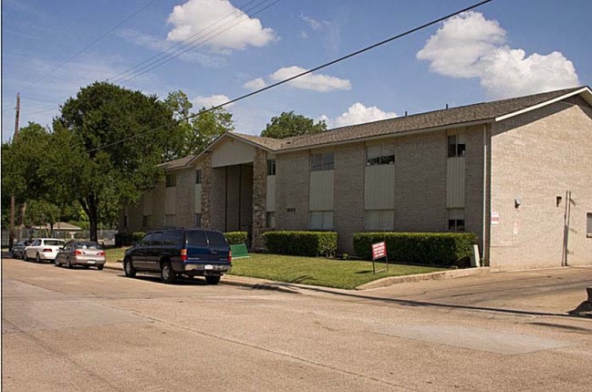 Courtyard Apartaments - Courtyard Apartments