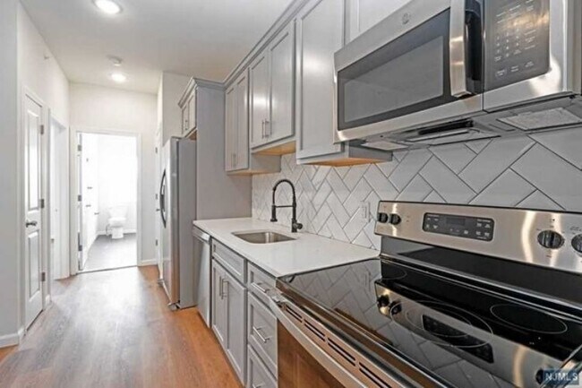 Building Photo - 72 Burroughs Pl
