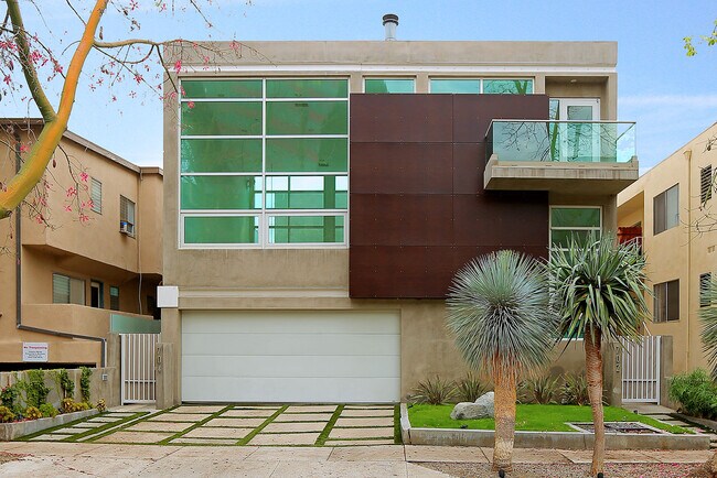 Building Photo - 704 Huntley Dr