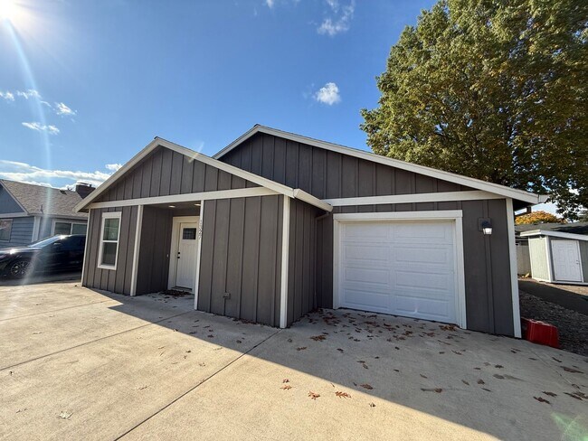 Building Photo - Beautiful 3 bed, 2 bath Hillsboro Home! Cl...