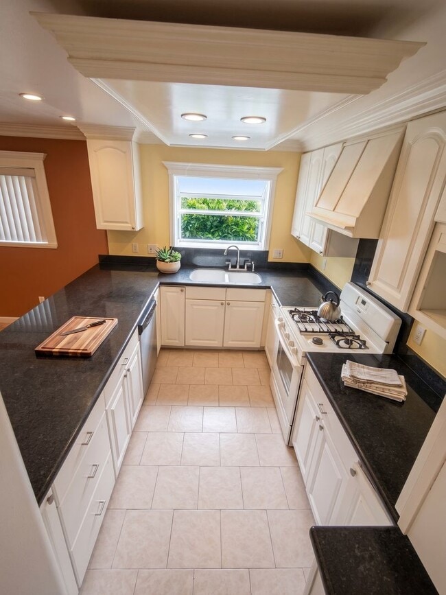 Foto del edificio - Corner Lot Beauty with Dual Driveways and Upgrades in San Leandro