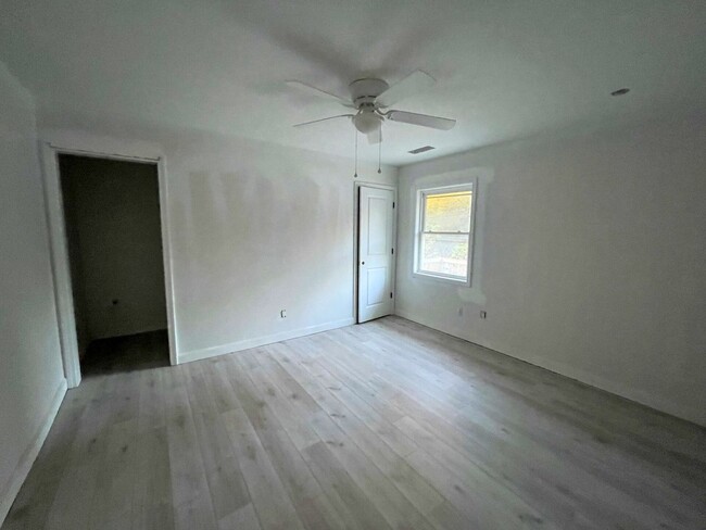 Building Photo - NEWLY RENOVATED 5 BED/5 BATH AVAILABLE DEC...